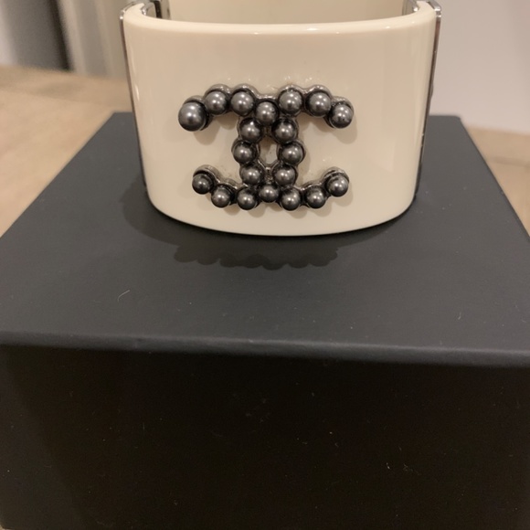 Chanel cuff in ivory  color with grey pearls (CC logo) - Picture 8 of 15